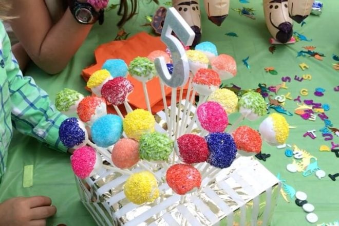 If you crunched for time, but still want to surprise your little kiddo with a special sweet treat, check out these easy-to-make cake pops!