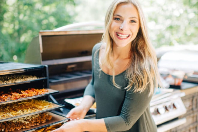 On the hunt for holiday gifts? I’ve compiled a list of kitchen tools, gadgets, and serveware. These gift ideas are perfect for foodies and entertainers!