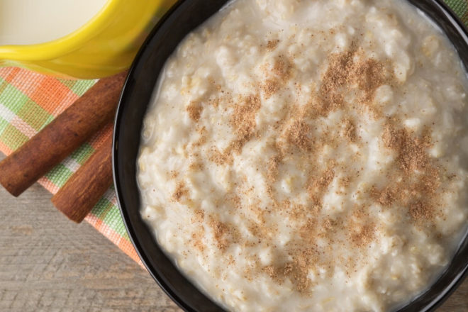 Love a big, bread-y cinnamon bun drenched in sugary icing? I’ve created a healthified oatmeal version that is bound to satisfy!